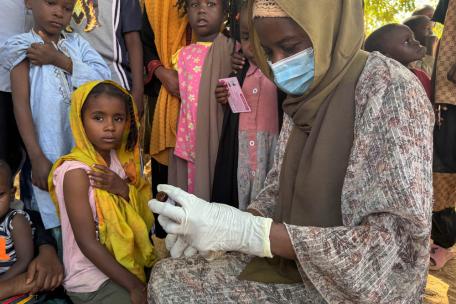 Shayma, de 8 años, es vacunada contra el sarampión en Alsafa, El Geneina, Darfur Oeste. Enero de 2026.
