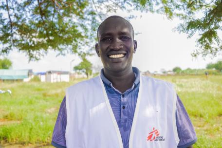 Noon Makor Arop fue mordido por una serpiente en 2019. Tras recibir tratamiento, ha estado trabajando activamente como supervisor de promoción de la salud y participación comunitaria en Abyei.