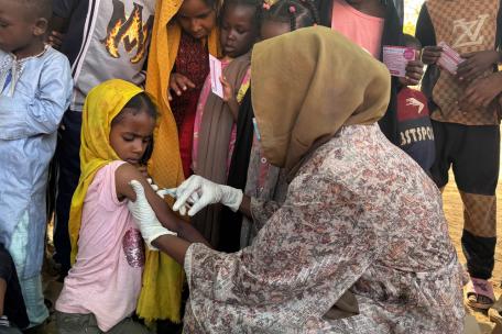 Shayma, de ocho años, en el centro de vacunación de Alsafa, El Geneina. 