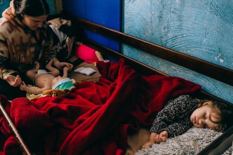 Damir, de 2 meses, con su madre, Kateryna.