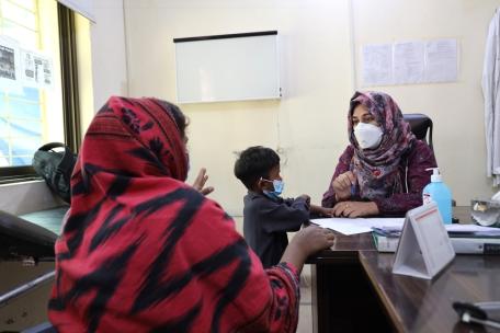 La doctora Fatima examina a Anosh, de 4 años, paciente de tuberculosis. 