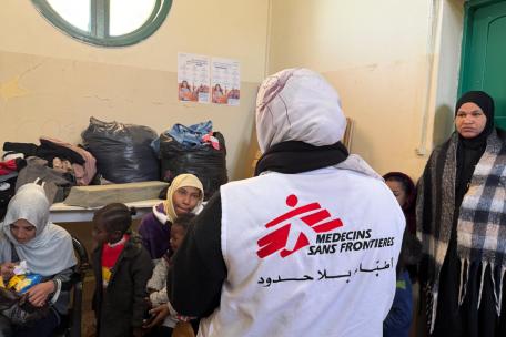 El personal de la clínica móvil de MSF habla con pacientes en Ghosta, Monte Líbano.