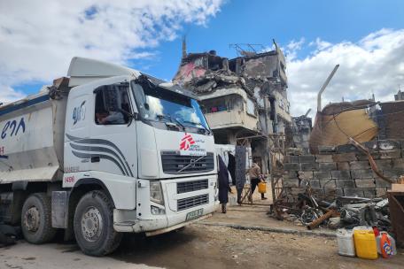 Punto de distribución de agua de MSF a lo largo de la carretera costera en el noroeste de Ciudad de Gaza.
