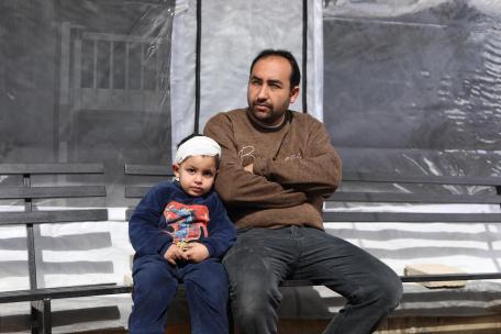 Mahmud y su hijo, herido por una bala perdida. Zeytún, Ciudad de Gaza.