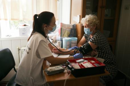 Anna Nadobko, 61 años, es examinada por uno de nuestros equipos móviles en Chornomorka, en la región de Mikolaiv. 