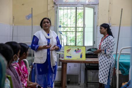 Meena Kumari y Shalini Barla, asesoras del equipo de apoyo a los pacientes de VIH/sida, imparten una sesión grupal con los cuidadores en el Hospital Guru Gobind Singh de Patna, en Bihar, India.
