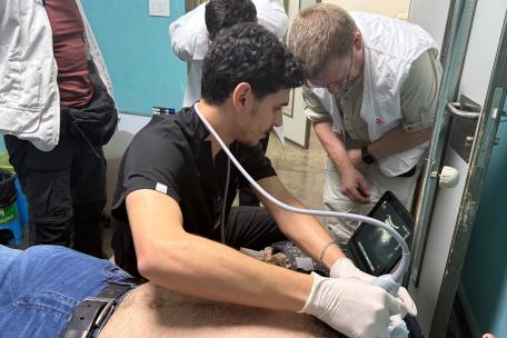 Equipo médico de MSF colaborando con el personal del Ministerio de Salud Pública en el hospital de Jabal Amel, en Sour/Tiro, al sur del Líbano.