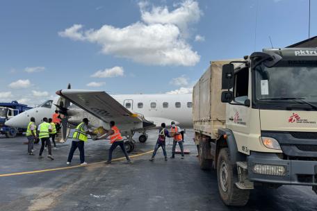 Llegada a Bunia de un cargo de MSF con materiales procedentes de Kampala, Uganda. 
