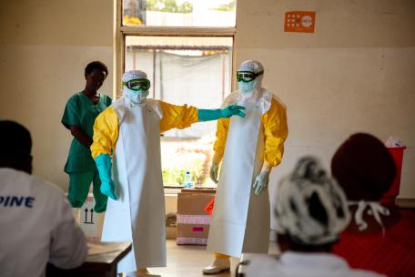 Los equipos de MSF dan una formación al personal del Hospital Kyeshero de Goma sobre cómo trabajar en un entorno afectado por el ébola.