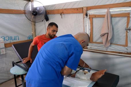 Saad Hussein, herido en una distribución de alimentos de la GHF en 2025, es atendido en el centro de salud de Al Mawasi, Jan Yunis, en mayo de 2026.