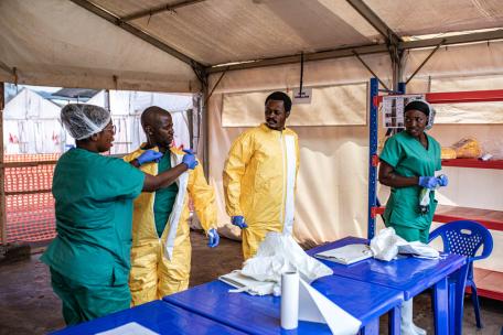 El centro de tratamiento del ébola de MSF ha abierto sus puertas en el recinto de Munigi, en Goma, RDC. Nuestros compañeros siguen un estricto protocolo de preparación y desinfección antes y después de visitar a los pacientes.