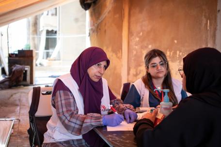 Amal, de 67 años, recibe atención del equipo médico de la clínica móvil de MSF en el Roots Centre de Beirut