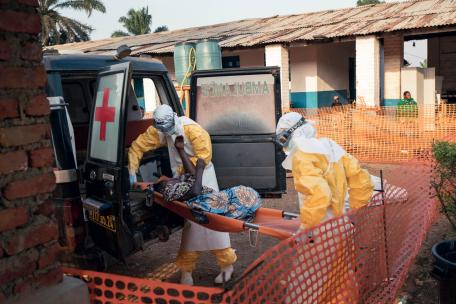 Paciente ingresa en el centro de tratamiento de ébola del hospital de Mongbwalu