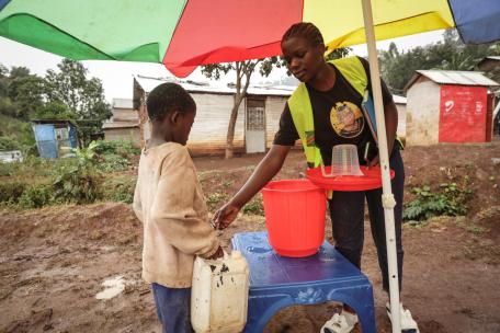 Punto de cloración de agua cerca del río Ruzizi, en Kivu Sur, RDC.