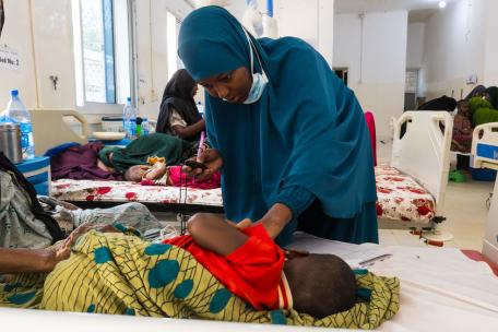 Una doctora examina a un niño ingresado por desnutrición en el hospital Bay, apoyado por MSF. Baidoa, Somalia, mayo de 2026.