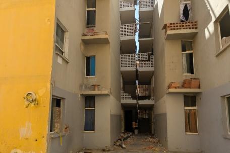 Un edificio de viviendas en Mare Abajo, La Guaira, dañado por los terremotos.