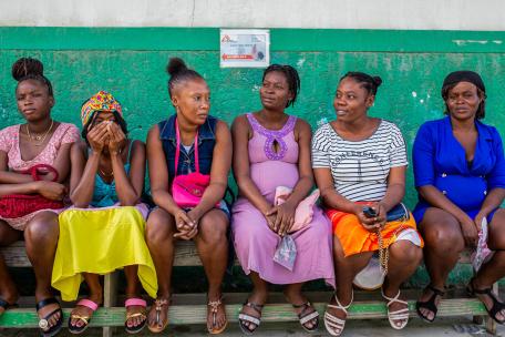 Un grupo de mujeres espera su turno en el patio interior de la Maternidad Isaïe Jeanty