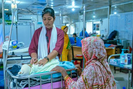 La doctora Nan Kyaw Khine, médico del hospital de Kutupalong de Médicos Sin Fronteras, examina a un recién nacido en el servicio de neonatología.