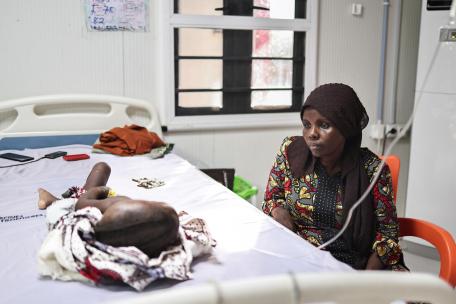 Fatima Ibrahim observa a su hija Aisha Tijjani, de 23 meses, que está ingresada y recibe tratamiento por desnutrición en el centro de MSF de Nilefa Kiji, en Maiduguri, estado de Borno, al noreste de Nigeria. 