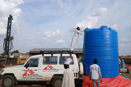 Instalación de tanques de agua en los campos de Al Safa, Sudán.