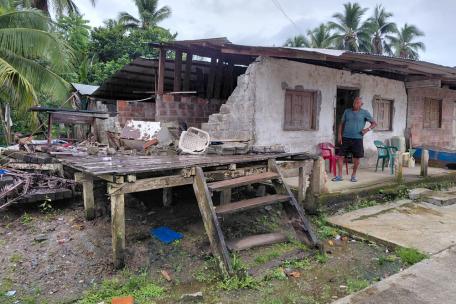 Casa afectada por el terremoto y las inundaciones en Medio Baudó, Chocó.