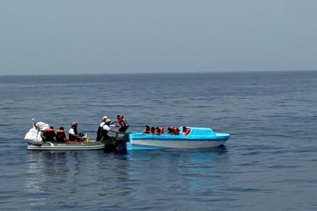 La embarcación RHIB (embarcación neumática de casco rígido) de MSF se aproxima a una embarcación que transporta a 18 supervivientes tras más de 24 horas en el mar. 