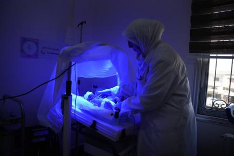 Una enfermera de la Dirección General de Salud atiende a un recién nacido en la unidad neonatal del Hospital Nacional de Nawa, donde MSF presta apoyo a los servicios neonatales.