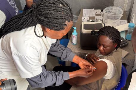 Una enfermera del Ministerio de Sanidad congoleño vacuna a una mujer durante el acto de presentación del estudio BRAVO en el Laboratorio Provincial de Salud Pública de Bunia.