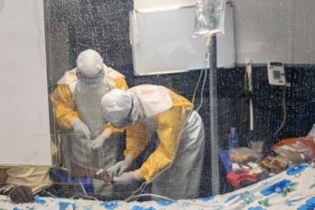 Miembros de los equipos de MSF atienden a un paciente que padece ébola. Centro de tratamiento del ébola de Kitatumba, en Butembo. Septiembre de 2026.