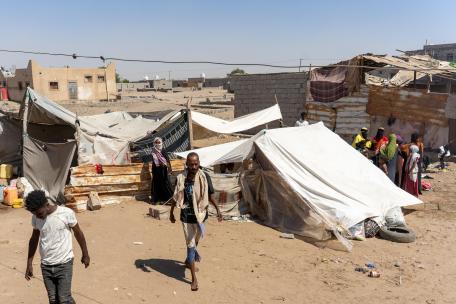 Tiendas de campaña improvisadas por las personas desplazadas en Cheick Othman, Yemen.