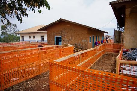 Construcción del Centro de Tratamiento de Ébola en Kayna.