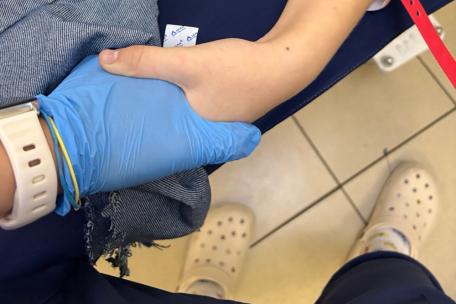 Ucrania: una niña de 10 años sostiene la mano de una enfermera