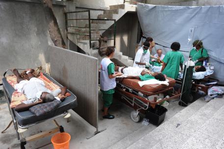 Zona improvisada para intervenciones quirúrgicas situada en el exterior del edificio del hospital Carrefour.