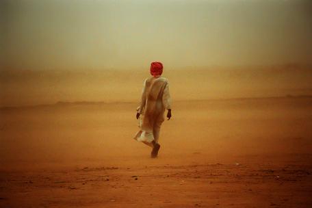 Hombre de espaldas en el desierto