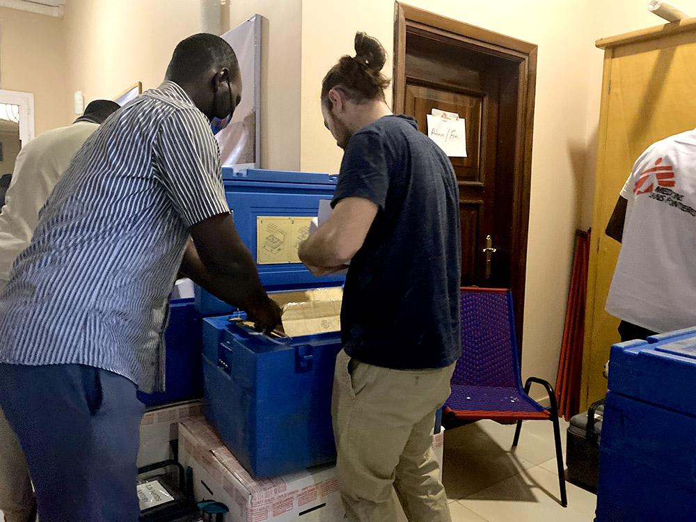 Preparativos antes de salir hacia el lugar de vacunación del día.