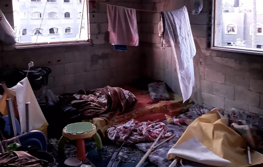 Estado en el que quedó el refugio en el que se alojaban nuestra doctora y su familia tras el bombardeo.  Rafah, Gaza.