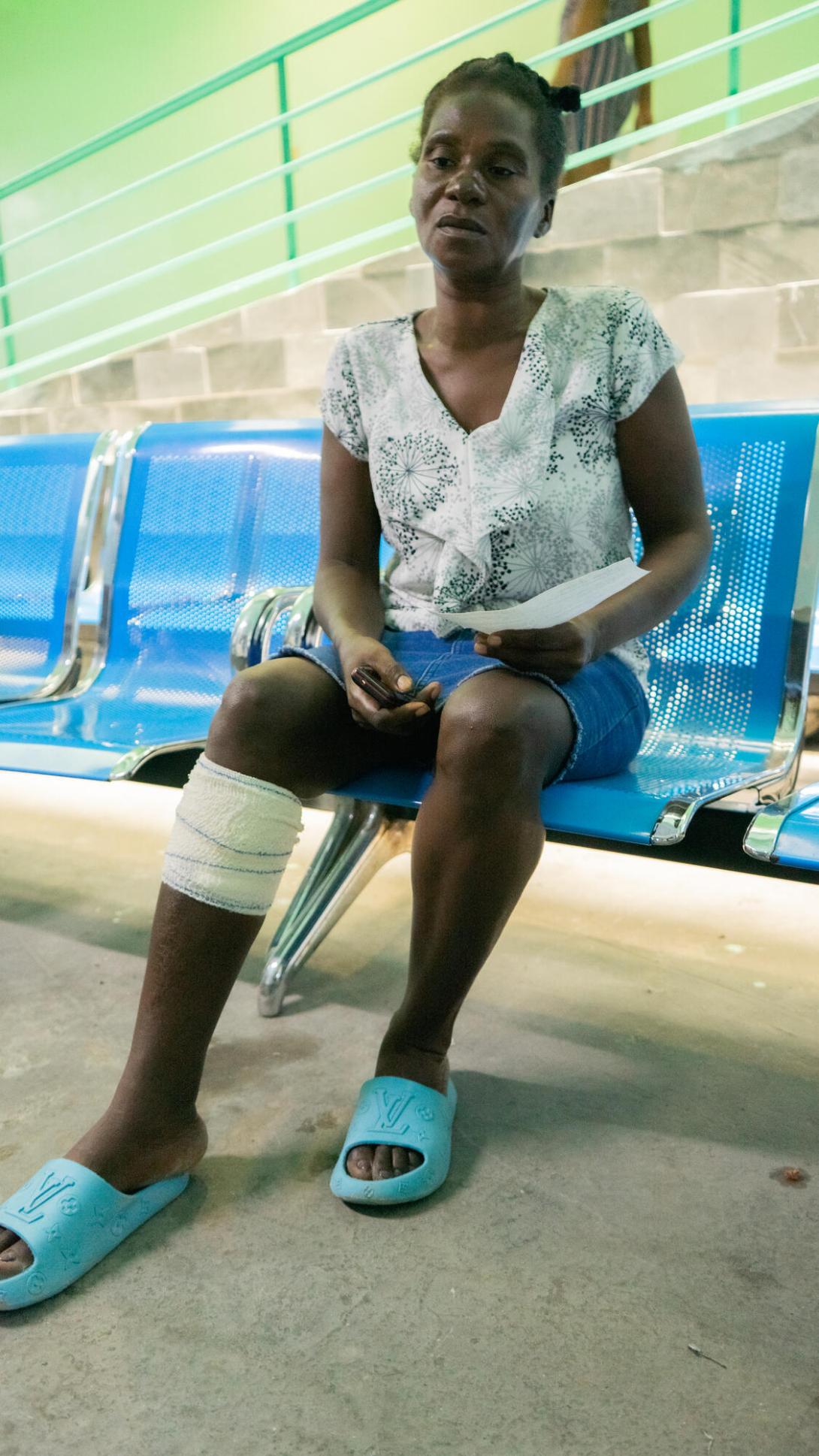 Maudeline, tendera en el mercado Salomon, situado a pocos metros del hospital general, fue alcanzada por una bala perdida mientras vendía verduras. 