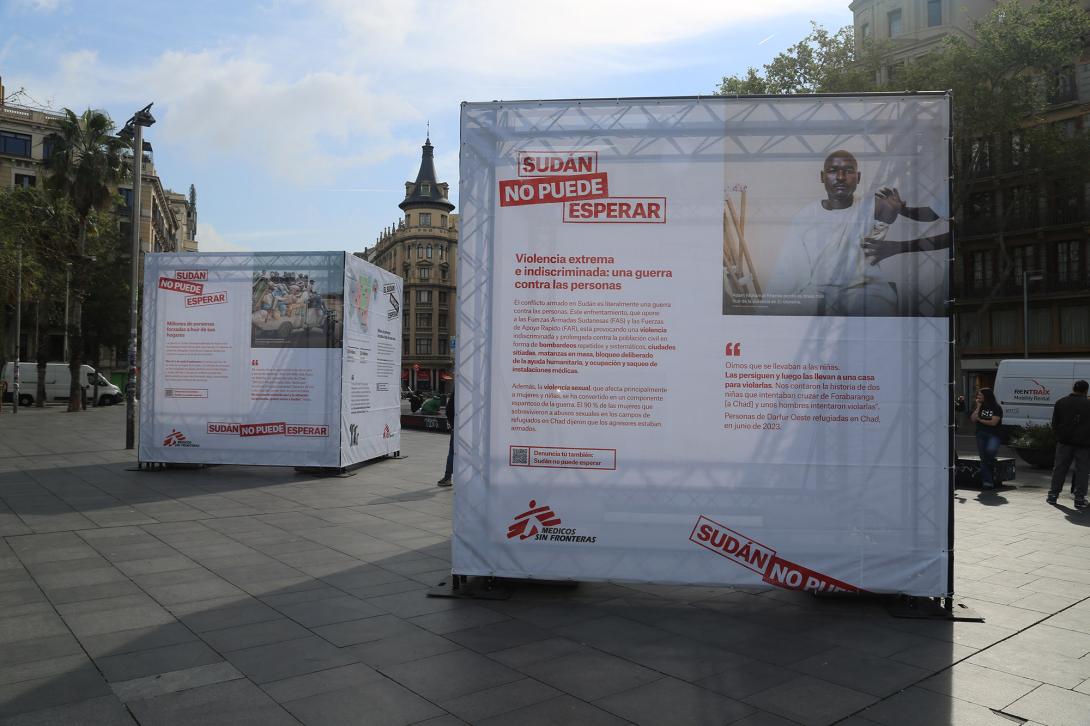 Acción "Sudán no puede esperar" en la plaza Universitat de Barcelona