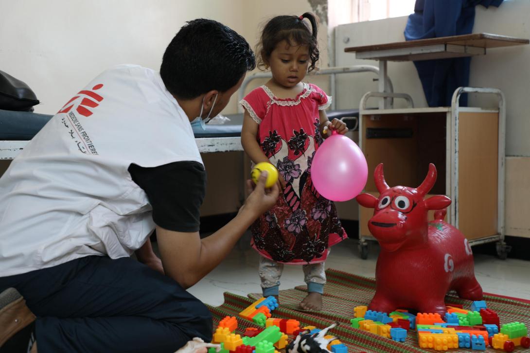 El consejero de salud mental Amin Al-Badri juega con Malak, de tres años.