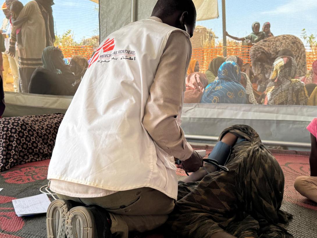 Hitham, enfermero de MSF, atiende a una mujer en el puesto de salud de Tawila Umda