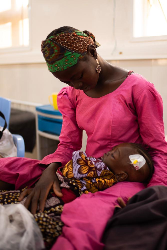 Musiaba con su bebé, Fátima, que está recuperando en el centro de alimentación de pacientes hospitalizados de Katsina.