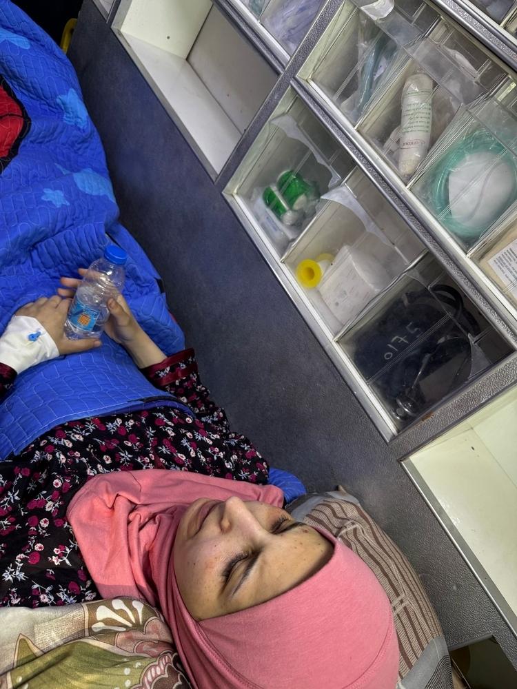 Islam Koudary, supervisora de datos de MSF, es evacuada al hospital Al Aqsa tras resultar herida junto a su familia en un ataque aéreo contra su casa en la ciudad de Gaza.