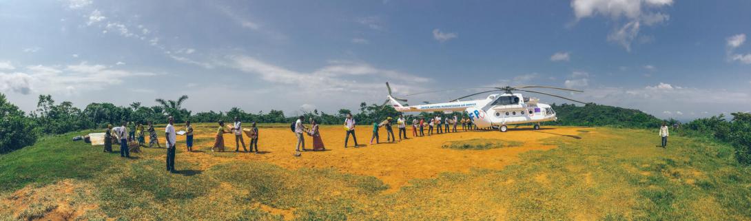 Cadena humana para descargar el helicóptero en Kigulube, RDC.