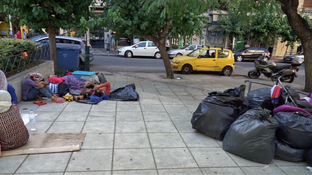 Nuestro equipo está prestando asistencia a los refugiados que se han quedado en la calle.