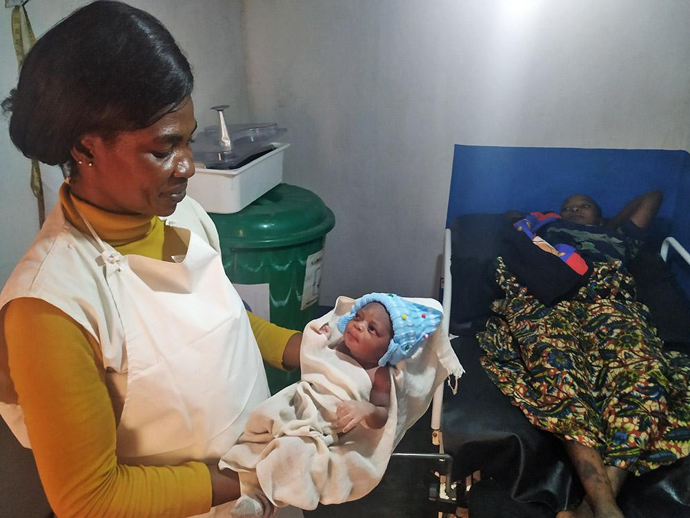 Vuelvo al paritorio. Todo va bien y Bailo da a luz a una niña. Nuestra mamá primeriza me sonríe por primera vez. Sigo con las consultas e identifico a varias embarazadas que podrían tener complicaciones; las cito para dentro de dos días en el hospital.