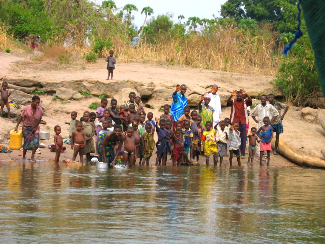 Un grupo de personas junto al río. República Centroafricana. Un grupo de personas junto al río. República Centroafricana.