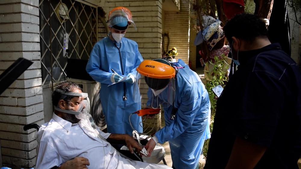 Médicos de MSF examinan a un paciente de COVID-19 en l unidad de cuidados respiratorios del hospital de Al-Kindi, Bagdad. Médicos de MSF examinan a un paciente de COVID-19 en l unidad de cuidados respiratorios del hospital de Al-Kindi, Bagdad.