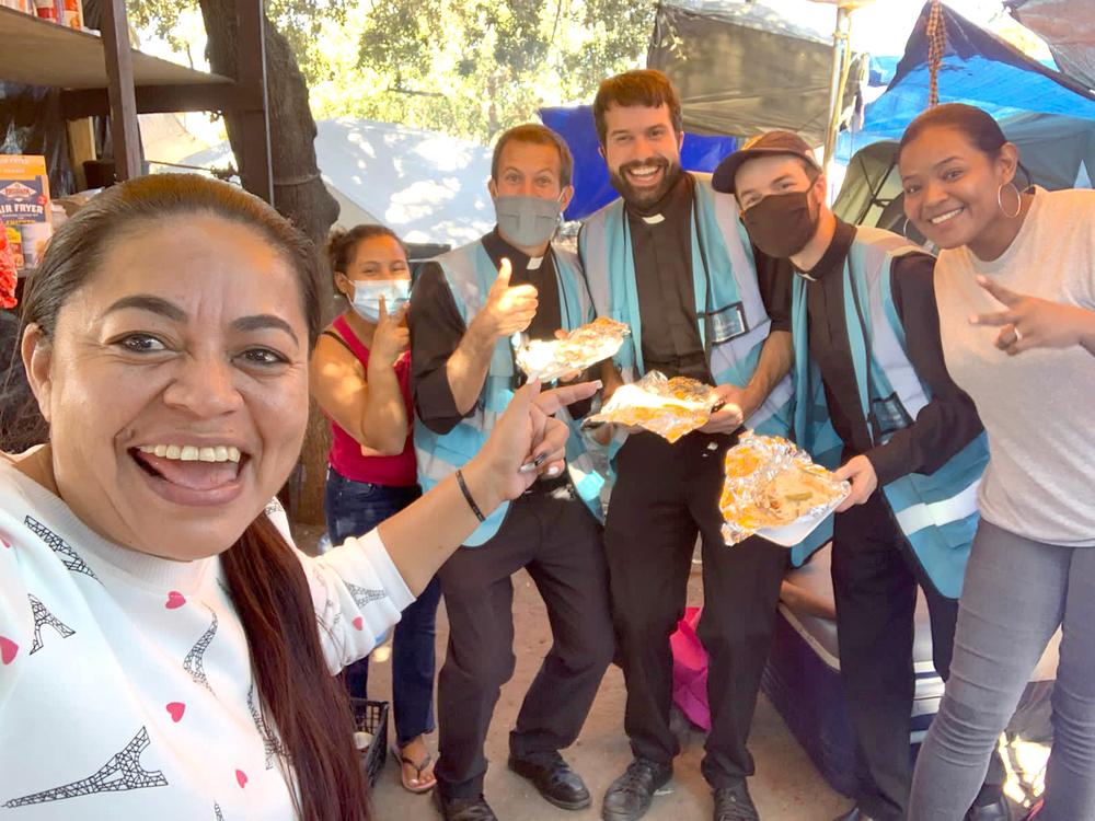 La Carpa Amarilla es la cocina donde nosotras atendemos, aquí recibimos a las personas recién llegadas con un café calientito y un pan"