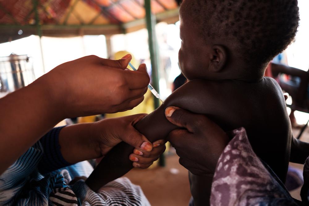 Tinelbaraka Walet Brahim es vacunado en el pueblo de Lemetrewegh, durante una campaña de vacunación de MSF en el sureste de Mauritania. Agosto de 2018.