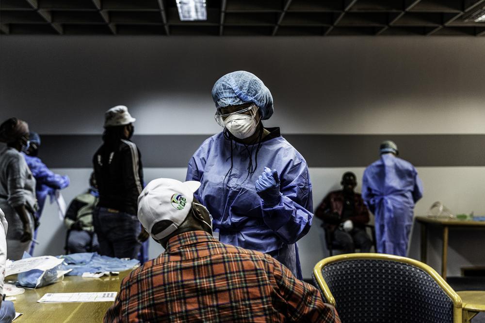 Toma de muestras durante un evento masivo de detección y prueba de COVID-19 en Johannesburgo, Sudáfrica.